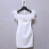 Картинка Платье по фигуре бюстье открытые плечи перья сверху и на руки от магазина LonnaMag