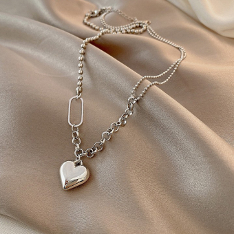 Ожерелье цепь из разных размеров бусин подвеска объемное сердце