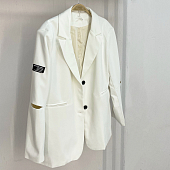 Картинка Пиджак белый вырезы на локтях черная нашивка от магазина LonnaMag