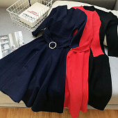 Картинка Платье трикотаж грудь на запах юбка клеш пояс круглая пряжка от магазина LonnaMag