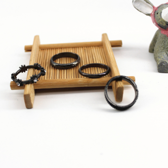 Кольца набор 4 шт черные рельефное цветочки с белыми стразами