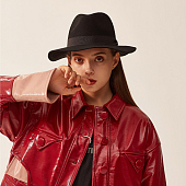 картинка Черная шляпа федора с лентой в цвет от магазина LonnaMag