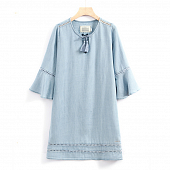 Картинка Платье голубое U вырез с кисточками короткий свободный рукав полоски с дырочками от магазина LonnaMag