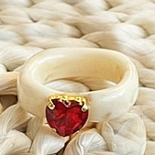 картинка Кольцо пластиковое камень сердце от магазина LonnaMag