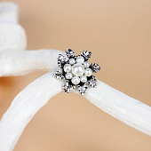 картинка Брошь цветок с маленькими жемчужинами от магазина LonnaMag