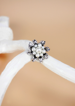 Брошь цветок с маленькими жемчужинами