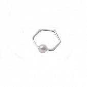 картинка Кольцо тонкое шестиугольное с жемчужиной от магазина LonnaMag
