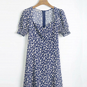 Картинка Платье мини } вырез короткий рукав белый цветочный принт от магазина LonnaMag