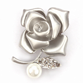 картинка Брошь большая роза с жемчугом от магазина LonnaMag