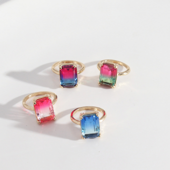 Кольцо крупный прямоугольнй прозрачный камень градиент