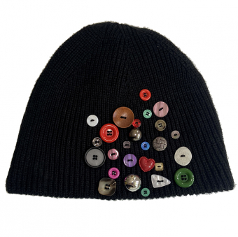 Шапка вязаная без подврота цветные пуговицы разной формы