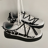 картинка Кроссовки черные пятна принт черные и белые шнурки  от магазина LonnaMag