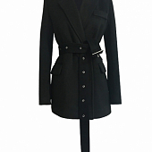 Картинка Жакет oversize с широкими плечами и длинным ремнем в заклепках от магазина LonnaMag