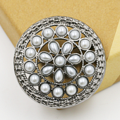 картинка Брошь круг серый жемчуг от магазина LonnaMag