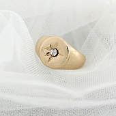 картинка Кольцо перстень круг вмятина цветок по середине страз от магазина LonnaMag