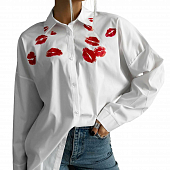 Картинка Рубашка белая oversize принт красные отпечатки губ от магазина LonnaMag