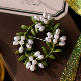 Брошь лоза с камнями под жемчуг