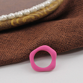 картинка Кольцо пластик матовое пятиугольник закругленный однотон от магазина LonnaMag