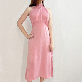 Картинка Платье миди холтер глянцевая ткань вырез на спине пуговицы от магазина LonnaMag