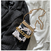 картинка Сумка маленькая квадратная две цепочки золотая фурнитура принт - Коровка от магазина LonnaMag