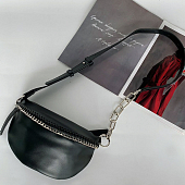 картинка Сумка через плечо возле молнии вплетена цепь  от магазина LonnaMag