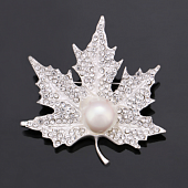 картинка Брошь в стразах кленовый лист жемчужина от магазина LonnaMag