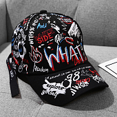 картинка Кепка принт надписи графитти What от магазина LonnaMag